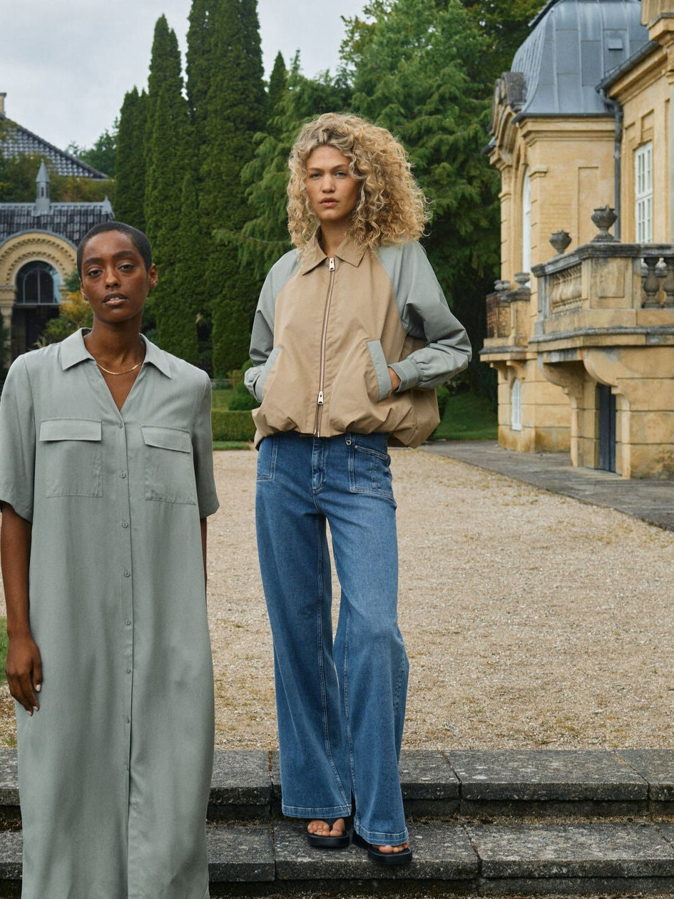 Modelshot / Mid Blue / Detail